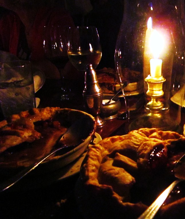 King's Arms Tavern dining, Colonial Wiiamsburg, Virginia. Photo: Moonlightbulb/Flickr: